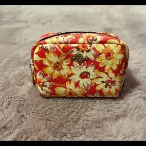 COACH•
Mini Boxy Cosmetic Case With Vintage Daisy Script Print